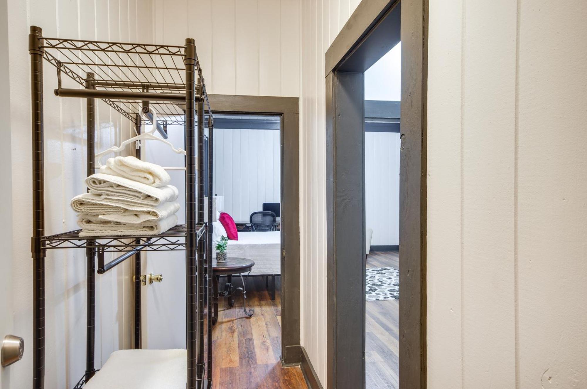 Modern Greenwood Studio Less Than 1 Mi To Downtown! Ngoại thất bức ảnh